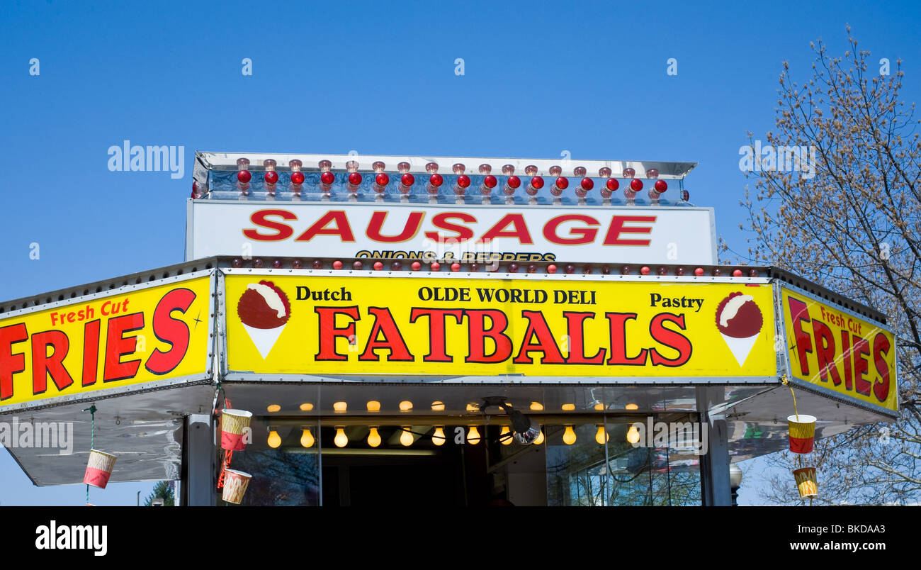 Getränkestand und Zeichen für Fatball Snacks im Tulip Festival in Holland, Michigan, USA Stockfoto