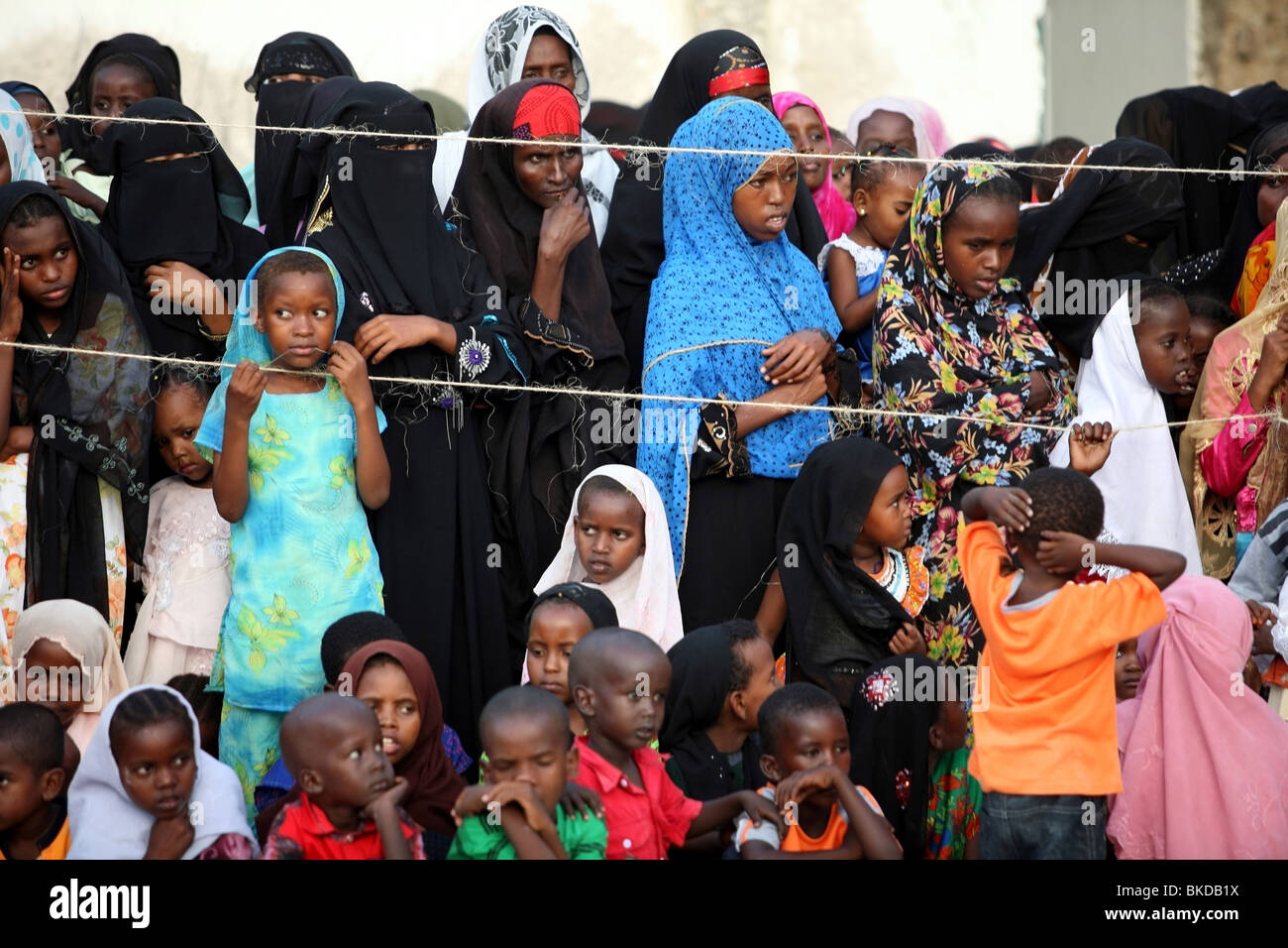 Frauen sammeln für die Maulidi-Feier außerhalb Riyadha Moschee Lamu, Kenia Stockfoto