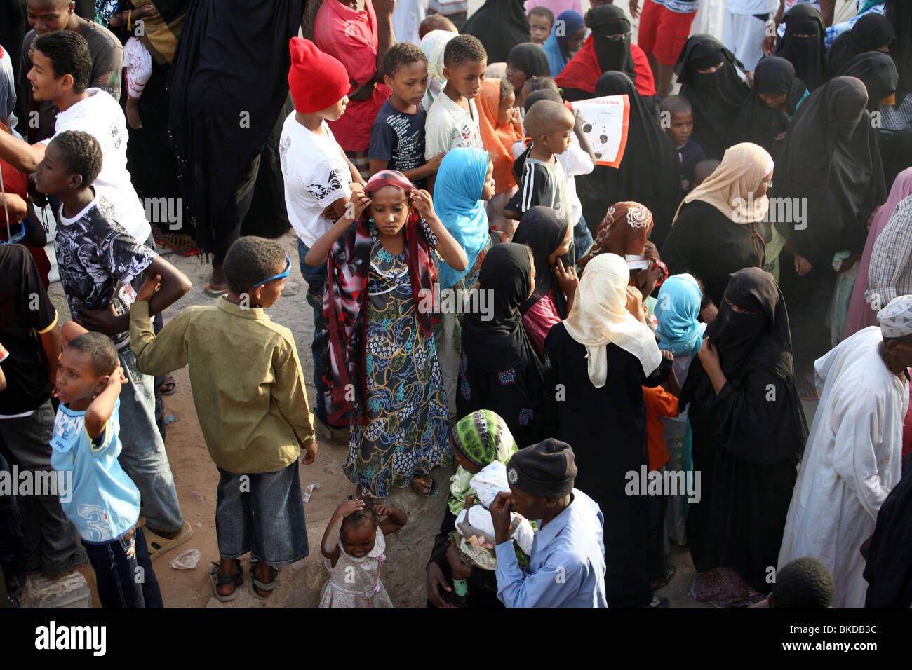 Frauen sammeln für die Maulidi-Feier außerhalb Riyadha Moschee Lamu, Kenia Stockfoto