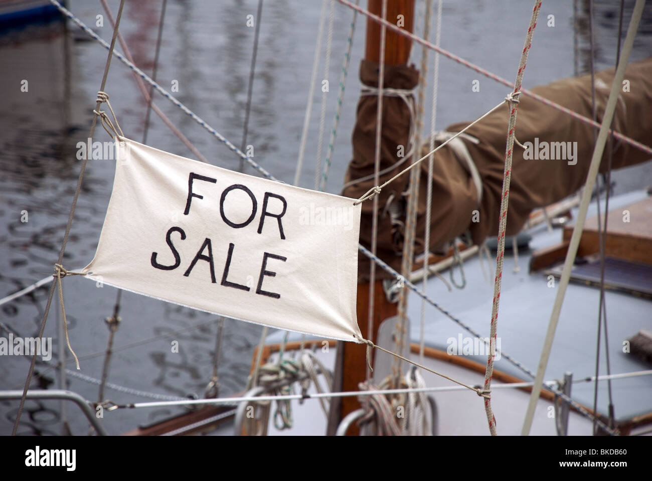 Für Verkauf Zeichen auf ein klassisches Boot, Plymouth, Devon, UK Stockfoto