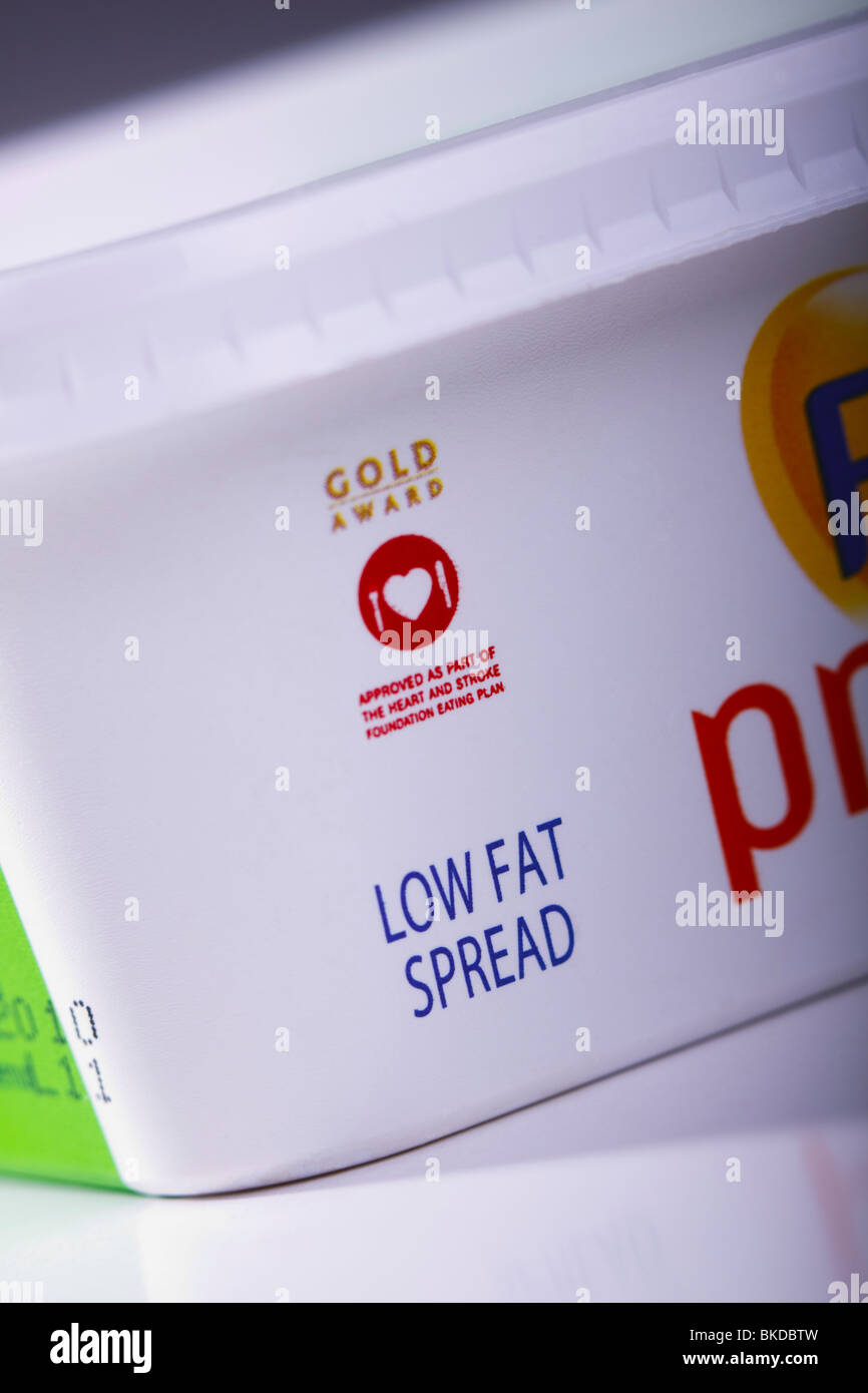 Eine Wanne mit Margarine als fettarm beworben und von der Herzstiftung genehmigt. Stockfoto