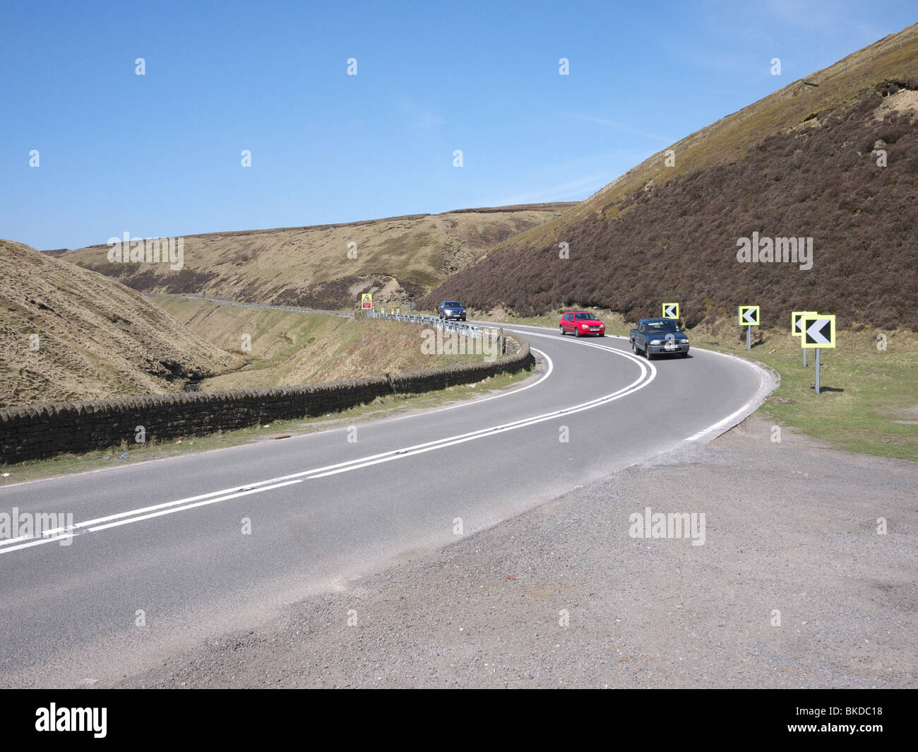 Autos Reisen hinunter die Schlange Passstraße, A57, Peak District, Derbyshire, UK Stockfoto