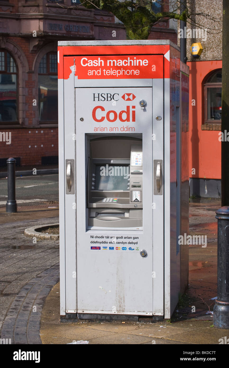 HSBC-Geldautomat und Telefon zweisprachige Englisch Walisisch in South Wales Valleys Stadt Brynmawr Stockfoto