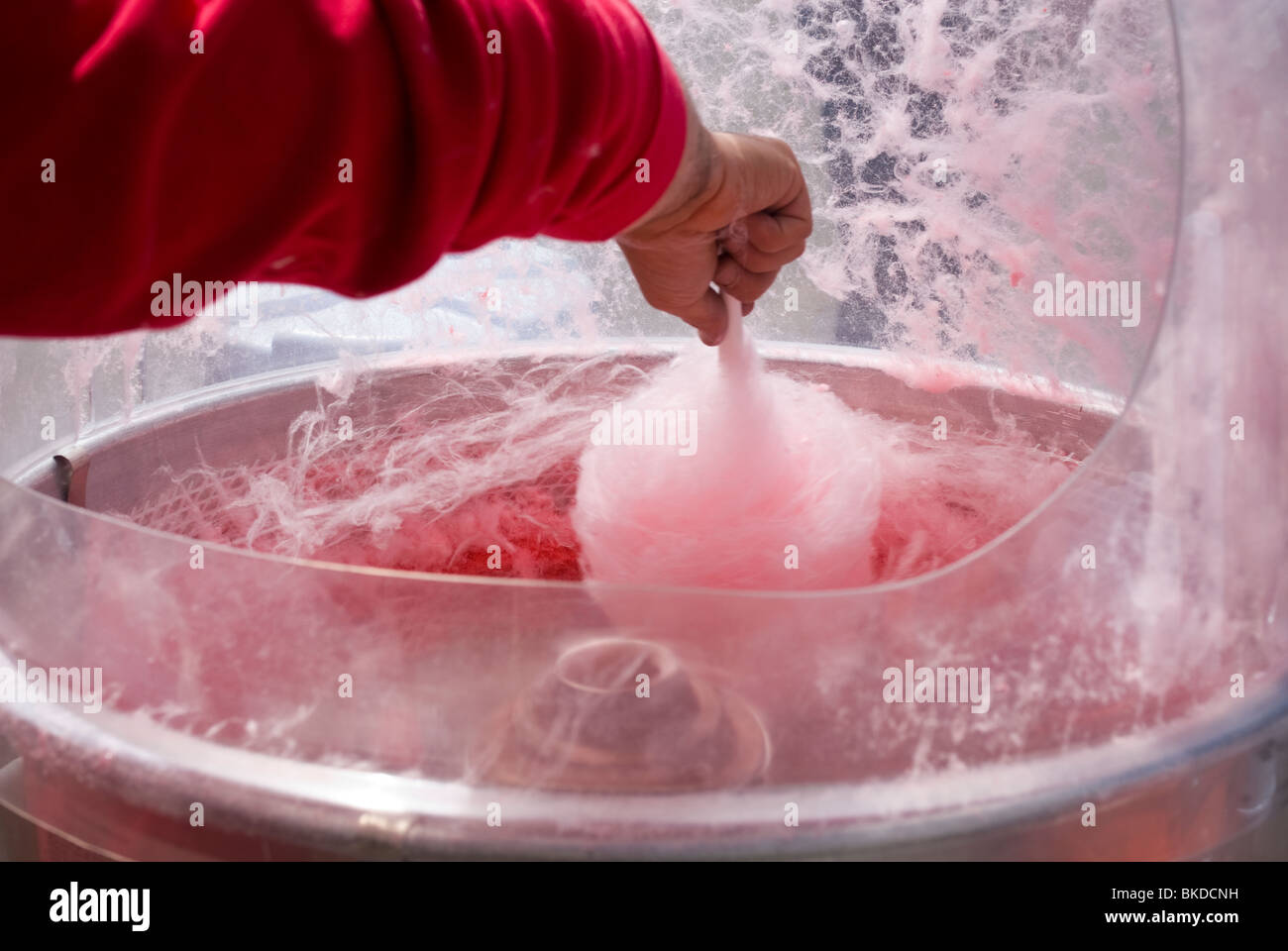 Ein Lieferant stellt eine Bestellung von Zuckerwatte an einer Straßenecke auf Sonntag, 18. April 2010 Messe in New York. (© Richard B. Levine) Stockfoto