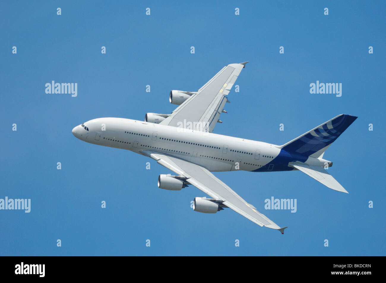 Passagierflugzeug Airbus A380 fliegen während 48. Paris International Air Show - Flughafen Le Bourget Stockfoto