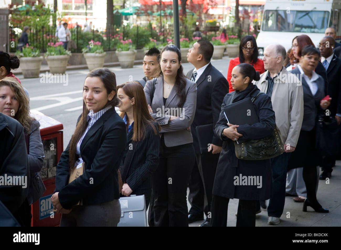 Arbeitssuchende Line-up für eine Jobmesse in Midtown in New York am Dienstag, 20. April 2010. (© Frances M. Roberts). Stockfoto