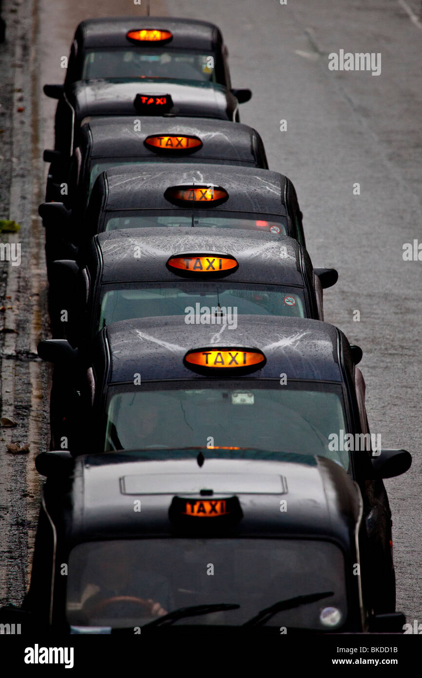 London Taxi Warteschlange oder London Taxistand - die schwarzen Londoner Taxis warten, die Sie mieten können. Stockfoto
