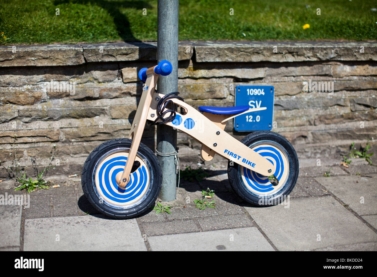Spielzeug fahrrad -Fotos und -Bildmaterial in hoher Auflösung – Alamy