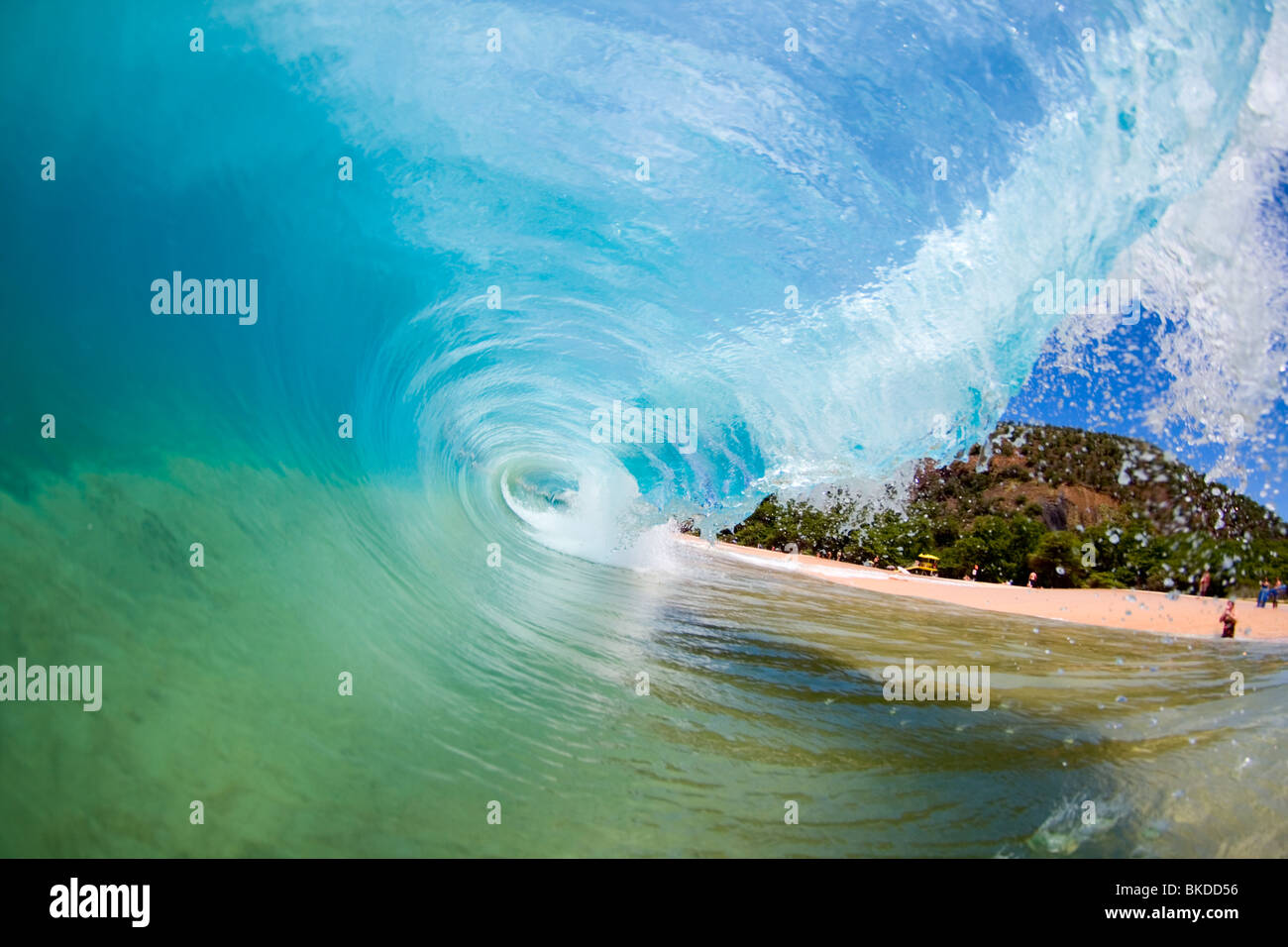 Mutter Natur ist Sie eine flüssige Umarmung geben, wenn Sie im Inneren des Rohres auf einer riesigen Ufer brechen Welle wie diese sind. Oneloa Beach, Maui. Stockfoto