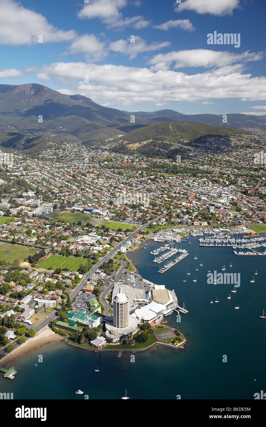 Wrest Point Casino und Hotel, Royal Yacht Club von Tasmanien, und Mt Wellington, Hobart, Tasmanien, Australien - Antenne Stockfoto