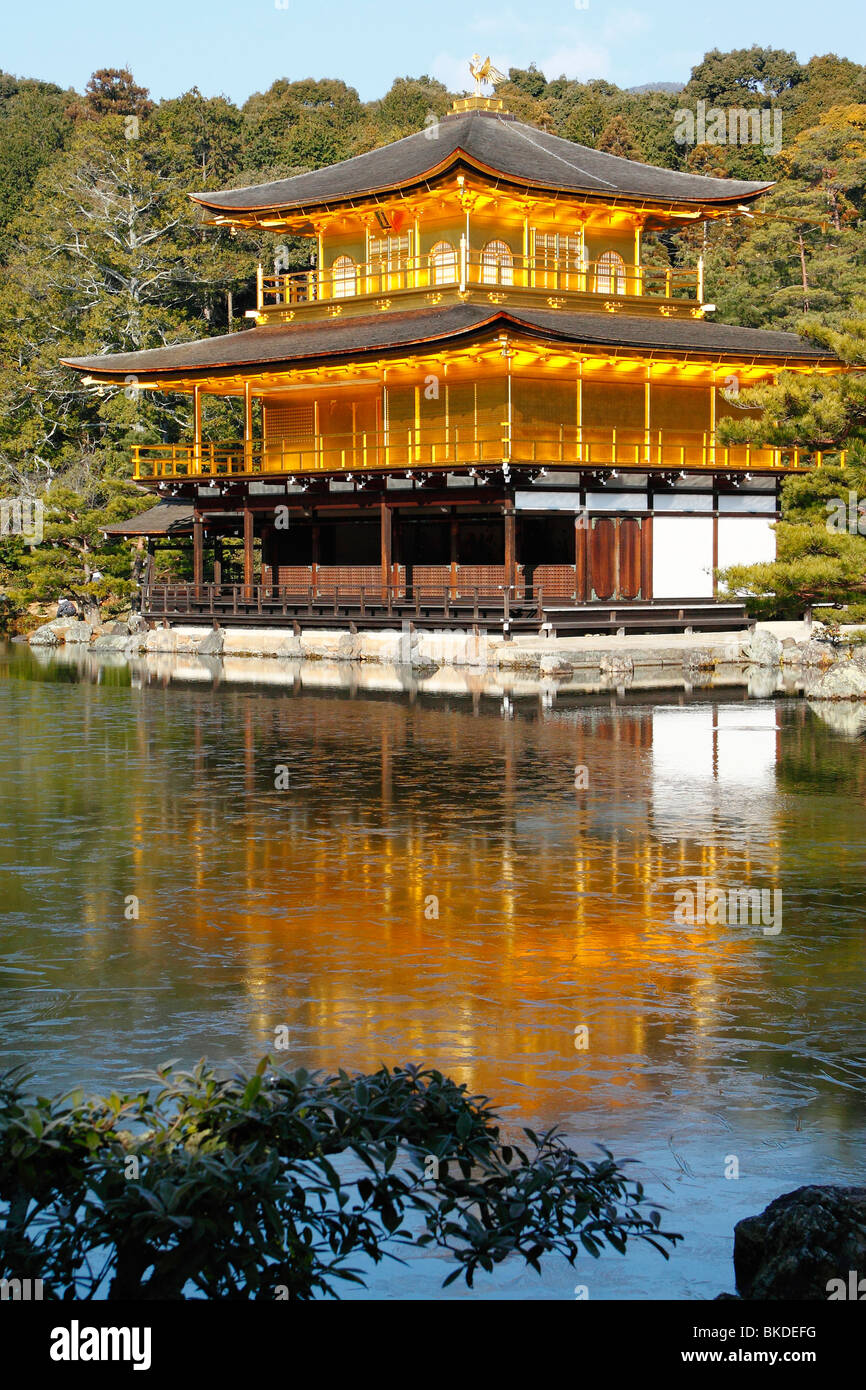 Goldener Pavillon der Kinkakuji-Tempel in Kyoto, mit seiner Spiegelung im Wasser der umliegenden See am frühen sonnigen Morgen. Stockfoto