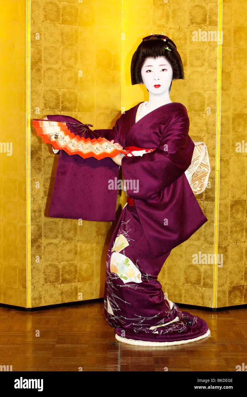 Geiko (Geisha) Taneju Miyagawa-Cho, Gäste Gion Bezirk von Kyoto Durchführung traditioneller Tanz unterhalten. Stockfoto