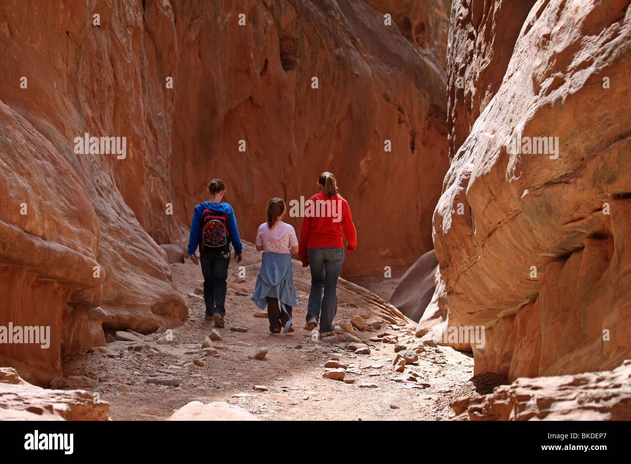 Kinder wandern bis über die rauen Felsen in Wüste Wildnis Bergen von Utah. Slotcanyon im Wildnisgebiet. Stockfoto