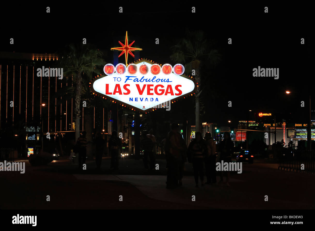 Las Vegas berühmten Willkommensschild. Nachtansicht des hellen bunten Zeichen blinkt. Schwarzer Hintergrund. Don Despain Wiederaufleben Foto. Stockfoto