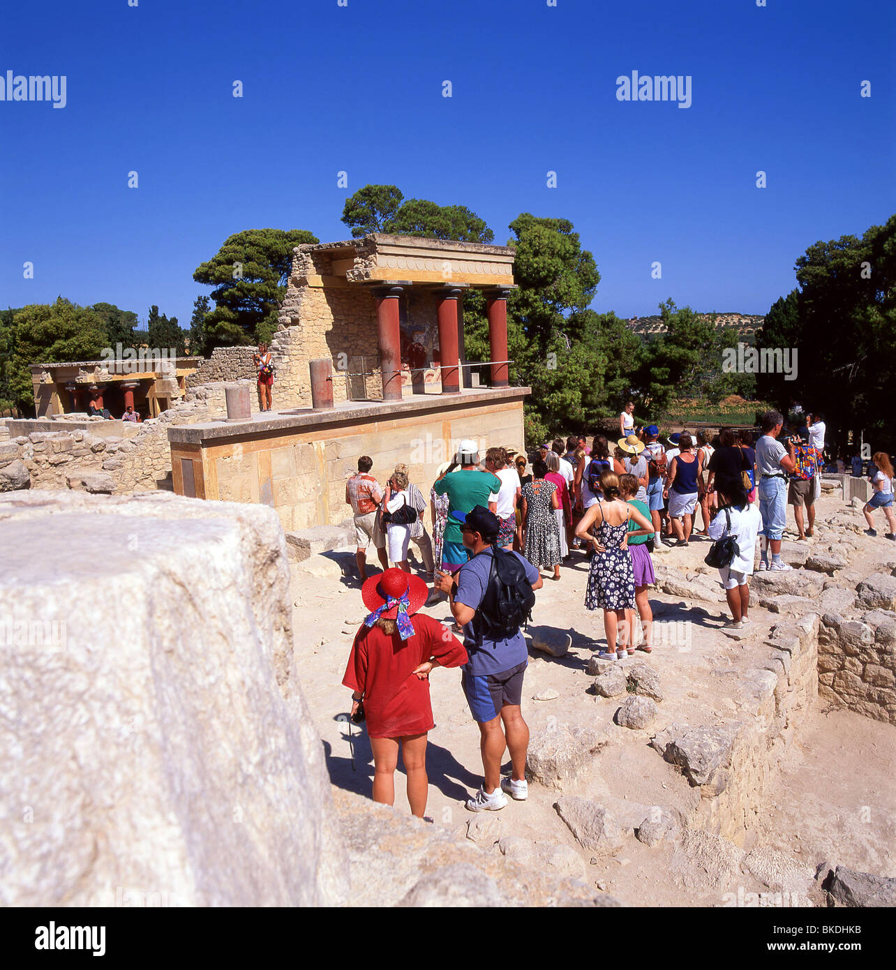 Reisegruppe, North Pfeilerhalle, Palast von Knossos (Knosos), Heraklion (Irakleio), Irakleio Region, Kreta (Kriti), Griechenland Stockfoto