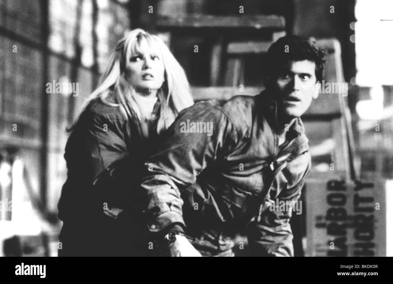 MANIAC COP (1988) LAURENE LANDON, BRUCE CAMPBELL MCOP 003P Stockfoto