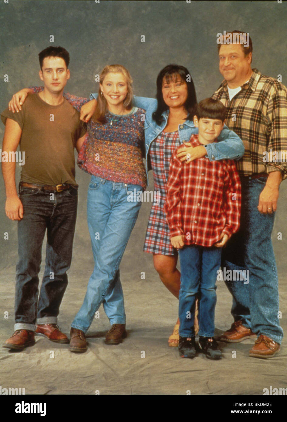 ROSEANNE (TV) SARAH CHALKE, ROSEANNE BARR, MICHAEL FISHMAN, JOHN GOODMAN ROSA 002 Stockfoto