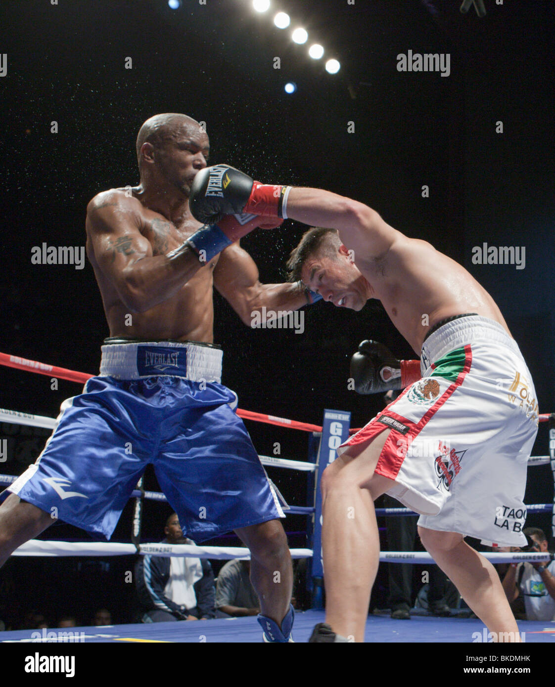 Boxer Enrique Ornelas Vs Julius Fogle Stockfoto