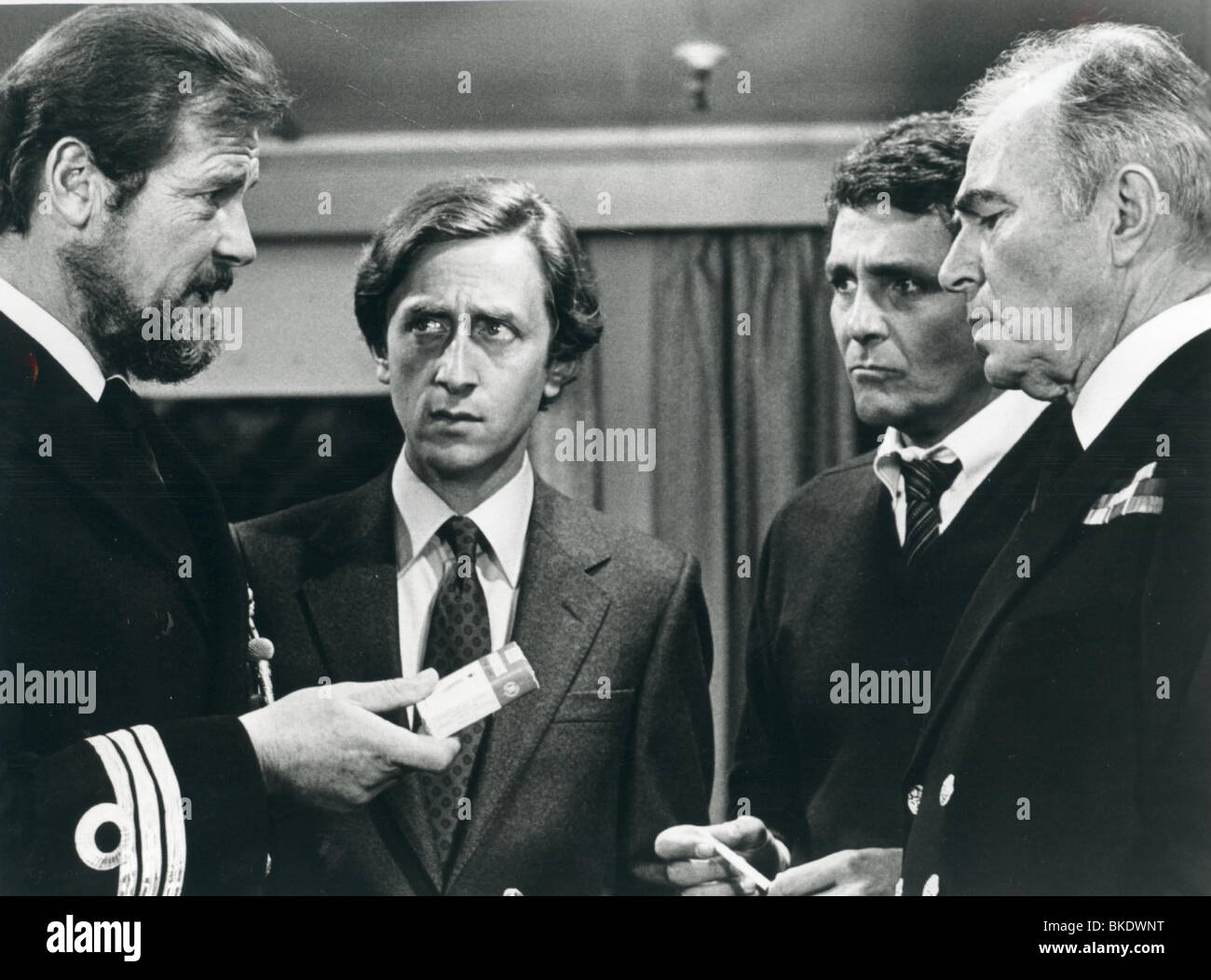 NORTH SEA HIJACK (1979) FFOLKES (ALT) ROGER MOORE, JEREMY CLYDE, DAVID HEDISON, JAMES MASON NSHK 008 P Stockfoto