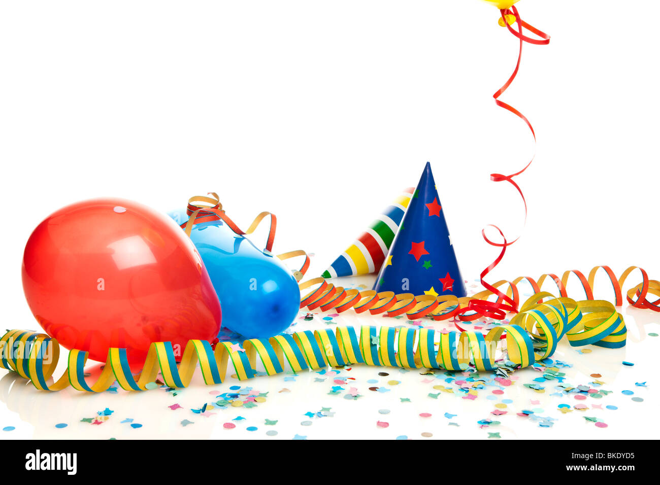 Party-Deko - Konfetti, Luftschlangen, Luftballons, Partyhüte Stockfoto