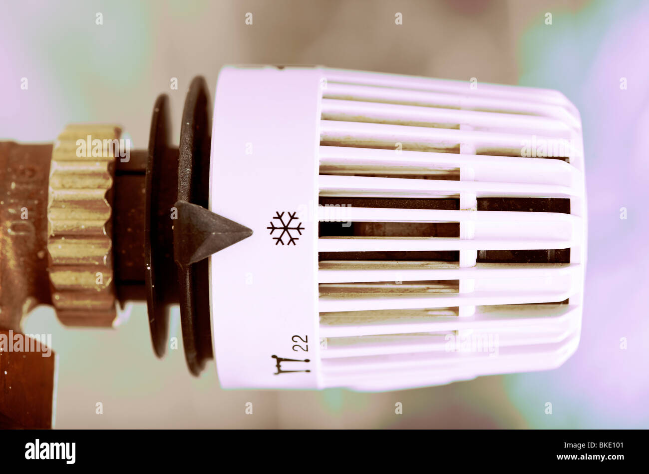 Thermostatventil am Heizkörper, Kreuz-bearbeitetes Bild Stockfoto