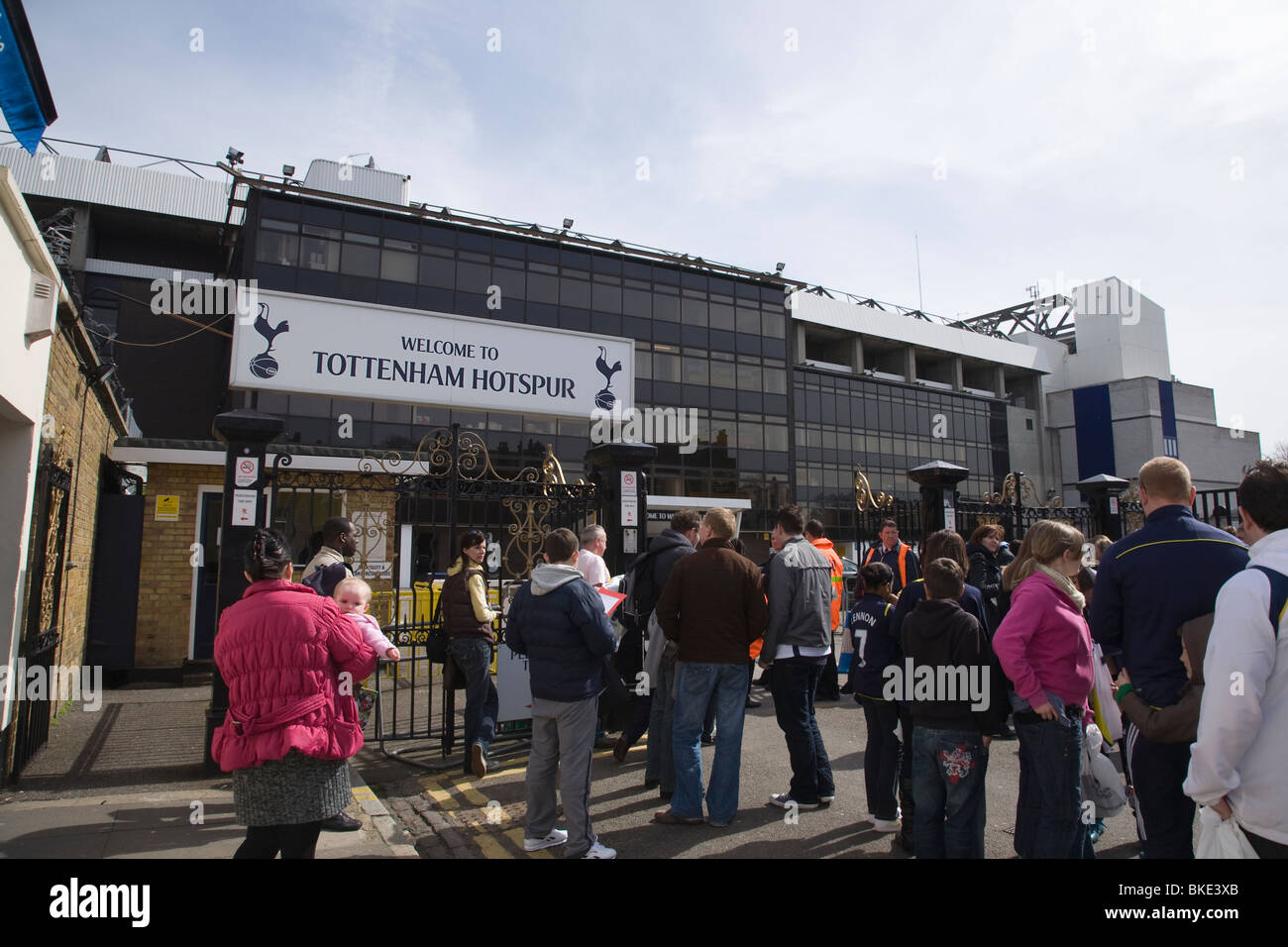 Tottenham Hotspurs Fußballstadion mit Tottenham-Fans vor dem Haupteingang zum Fußballstadion Stockfoto