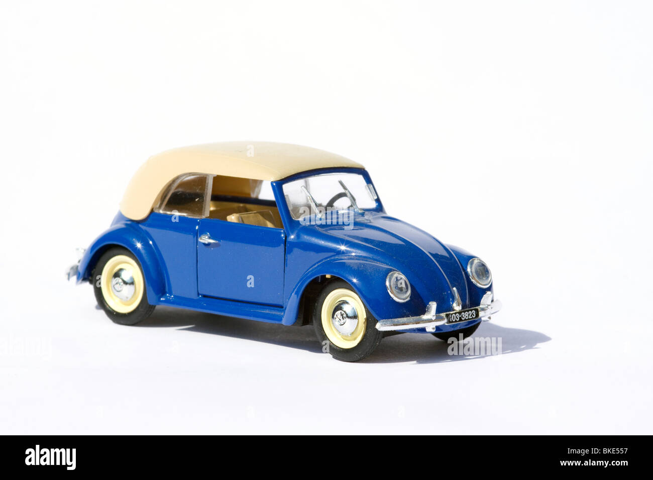 Kinder Sammler Modell von einem Spielzeug Cabrio Käfer auf weißem Hintergrund Stockfoto