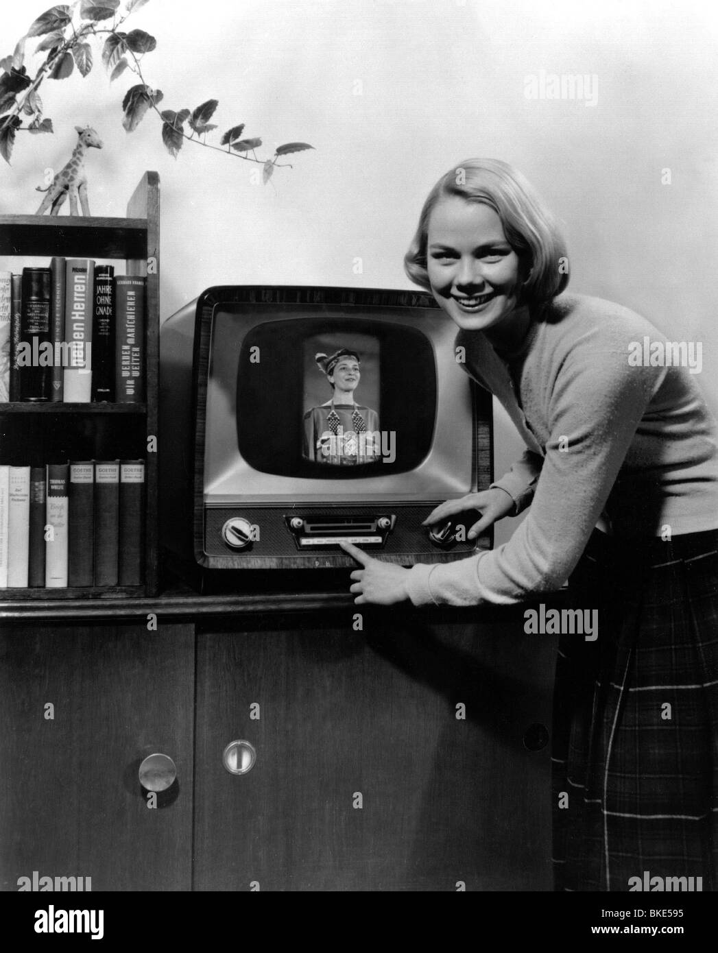 Fernsehen, Fernsehen, Fernseher, Fernseher, Fernseher, Fernseher, Fernseher, Fernseher, Frau präsentiert ihr neues Fernsehgerät, 1950er Jahre, Stockfoto