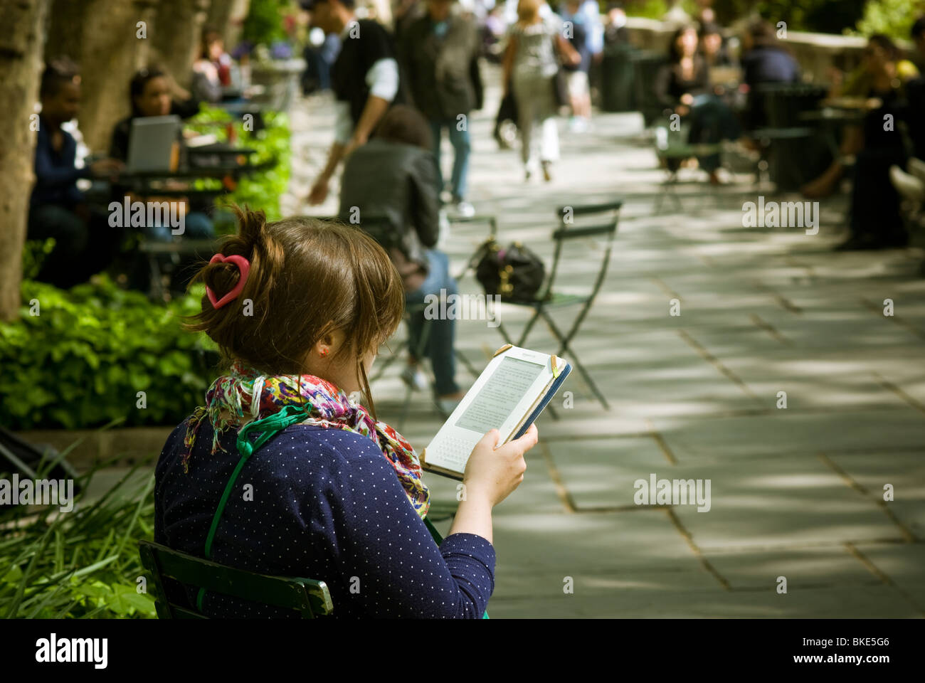 Ein Leser nutzt ihr Amazon Kindle e-Book im Bryant Park in New York auf Mittwoch, 21. April 2010. (© Richard B. Levine) Stockfoto