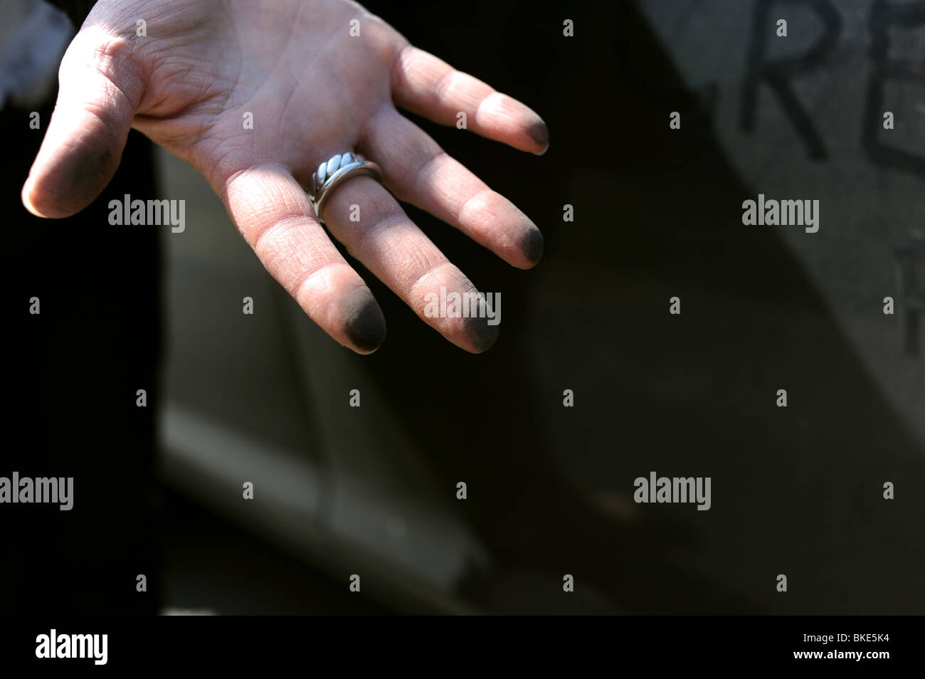 Nachricht geschrieben in Staub auf einem Auto verursacht durch die Vulkanasche aus der Vulkanausbruch in Island-April 2010-UK Stockfoto