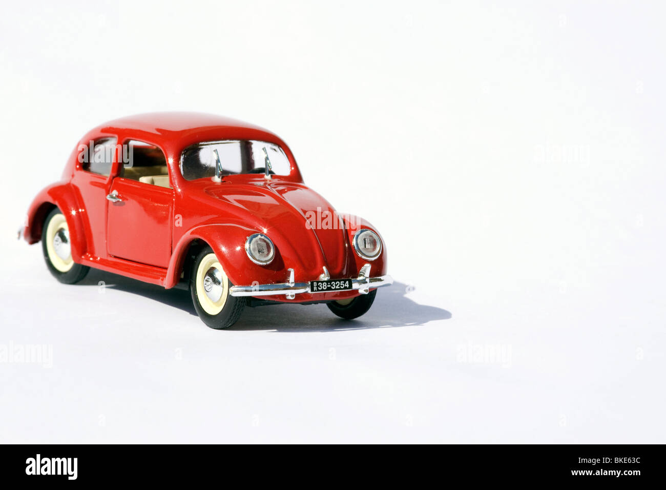 Sammlerstück Druckguss Spielzeugmodell eines VW-Käfer auf weißem Hintergrund Stockfoto