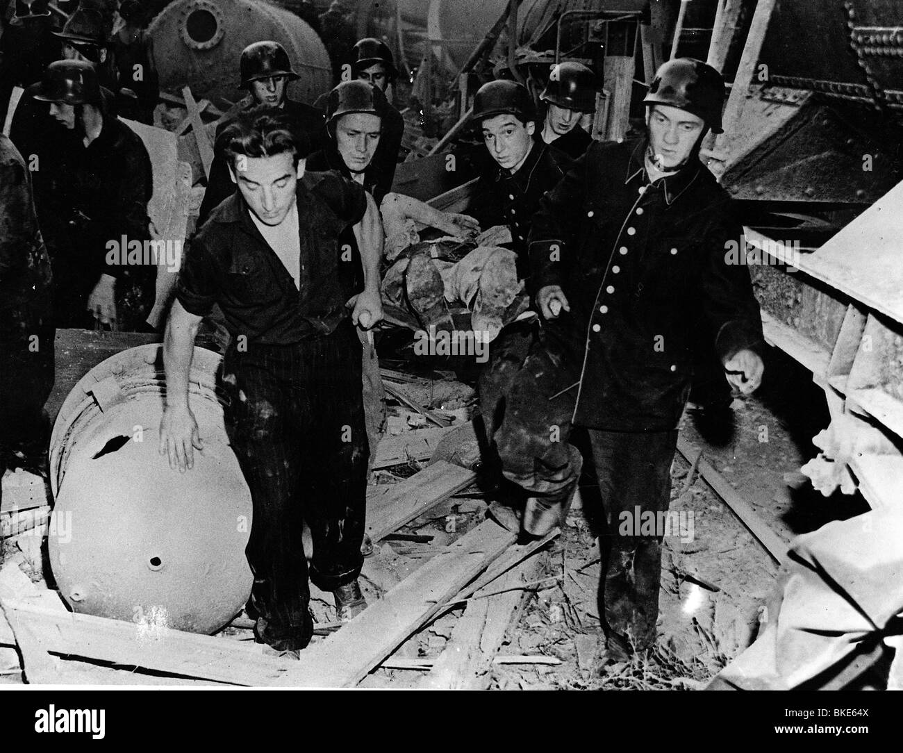 Katastrophen, Explosionen, BASF-Unternehmen, Rettung von Katastrophenfällen, Ludwigshafen, Deutschland, 28.7.1948, Stockfoto