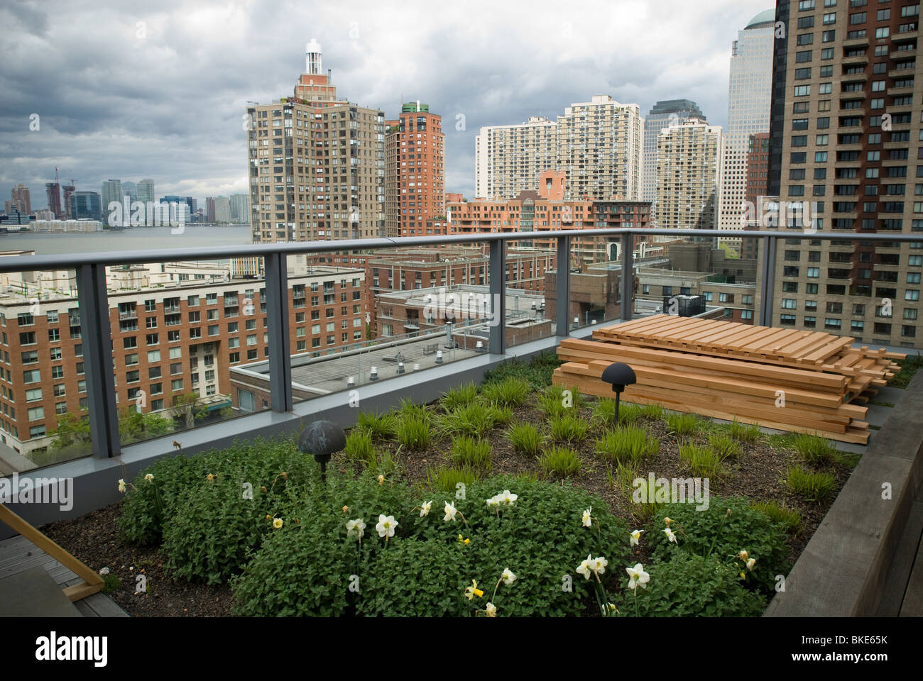Ein grünes Dach auf The Visionaire, einer grünen Eigentumswohnung in Battery Park City in New York Stockfoto