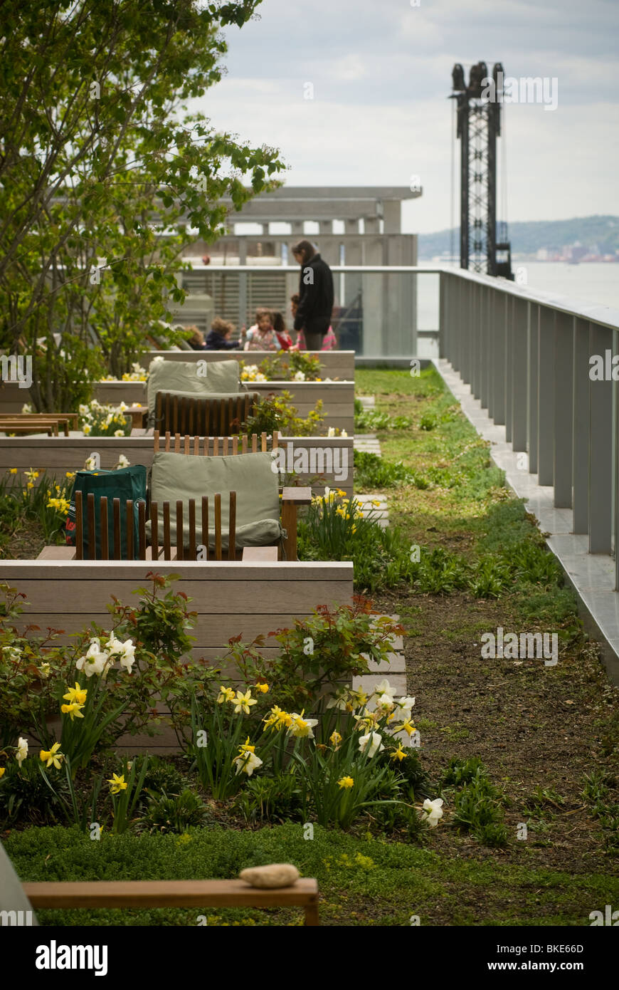 Ein grünes Dach auf The Visionaire, einer grünen Eigentumswohnung in Battery Park City in New York Stockfoto