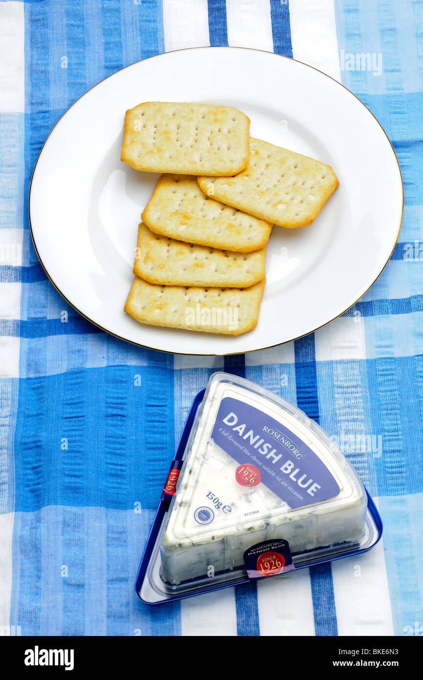 Fünf Tuc Cracker auf einem weißen Teller mit einem Rudel von dänischen Blauschimmelkäse Stockfoto