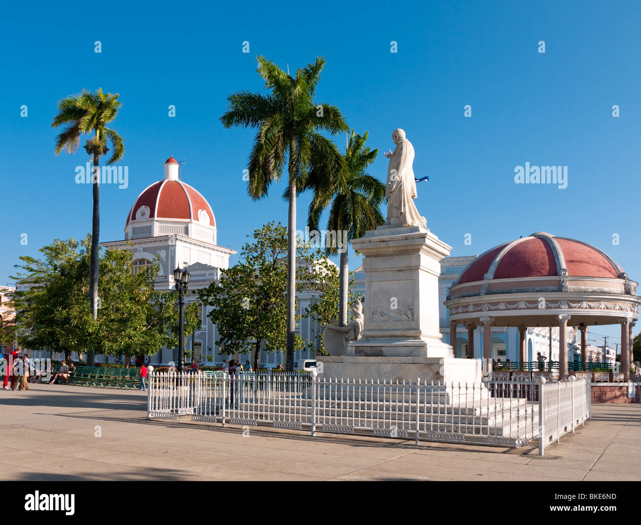 Koloniale Architektur und Denkmal für Jose Marti in Parque Josi Marti, Cienfuegos, Kuba Stockfoto