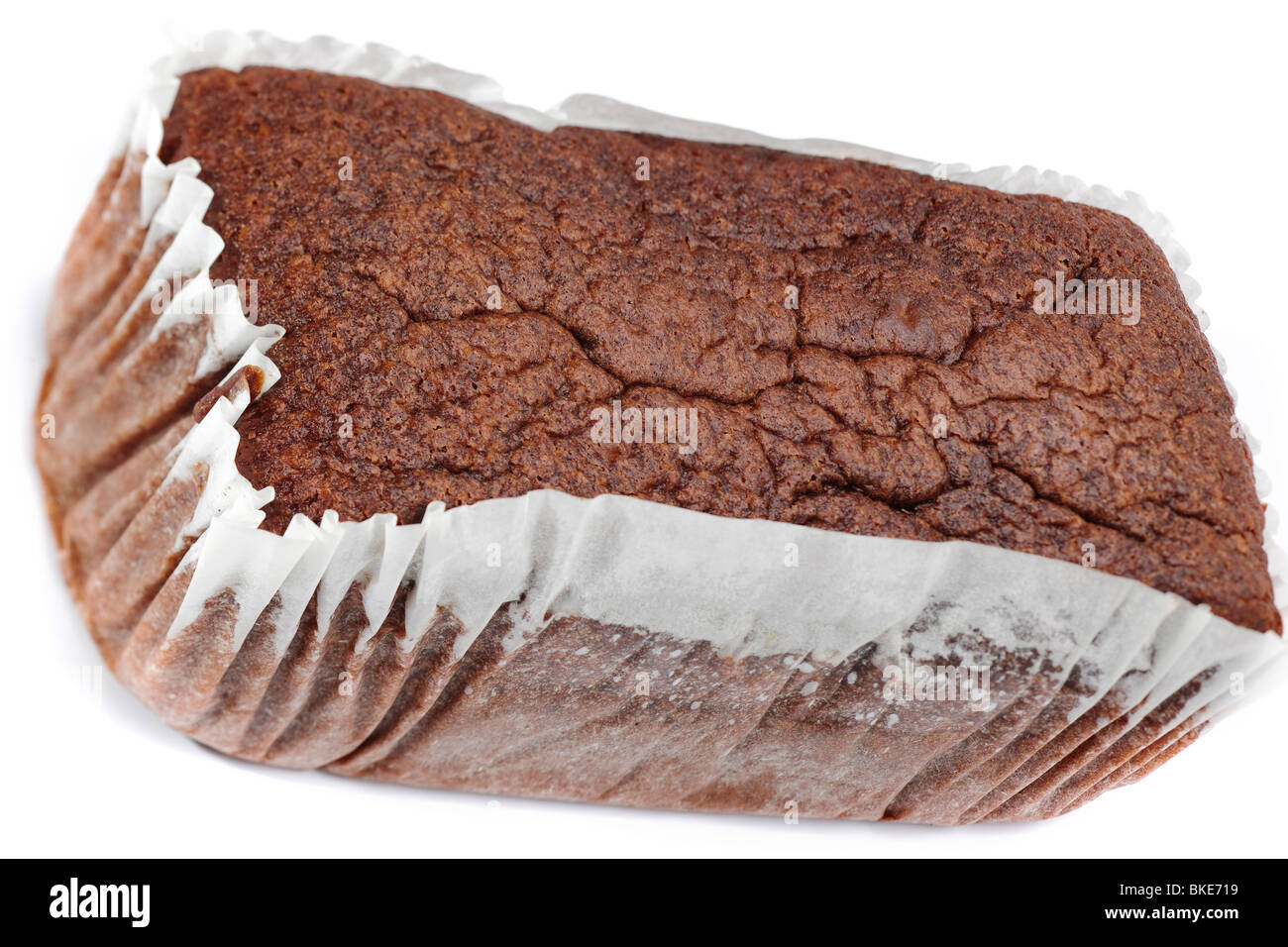 Schokoladenkuchen in einer einfachen fettdicht wrapper Stockfoto