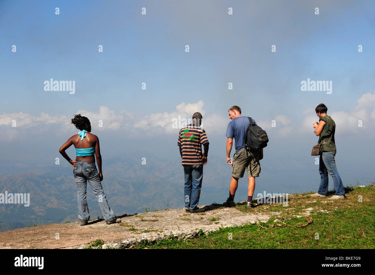 Touristen auf einem Aussichtspunkt auf der Zitadelle, Milot, Cap Haitien, Haiti, Hispaniola, großen Antillen, Karibik, Amerika Stockfoto