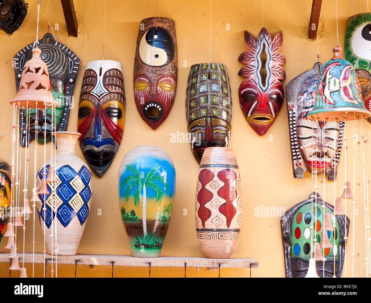 Afro-kubanische Masken und Vasen in Boutique in Trinidad Street, Kuba Stockfoto