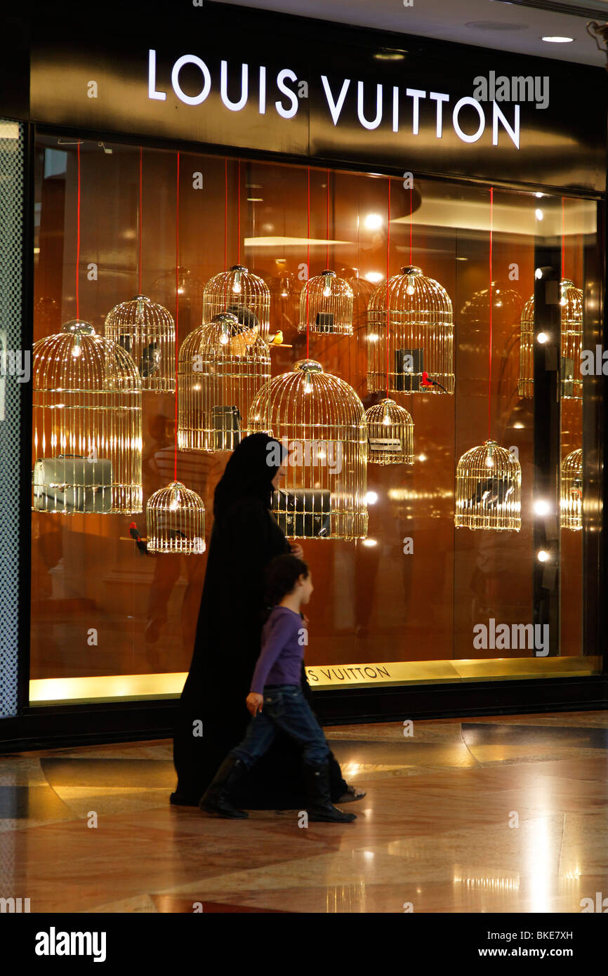Arabische Frauen im Mall of the Emirates, Louis Vuitton Shop, Shopping-Mall, Dubai, Stockfoto