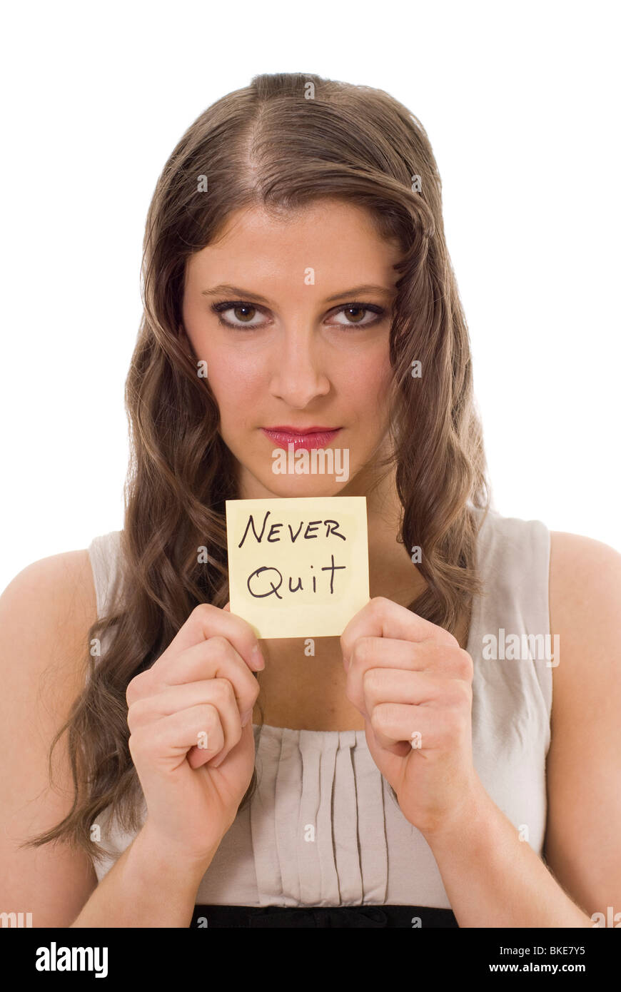 Junge Frau mit einem Schild mit den Worten "Niemals aufgeben" Stockfoto