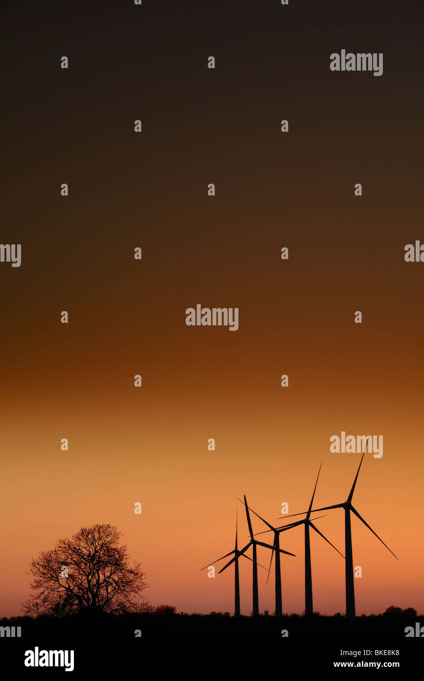 Windenergieanlagen bei Sonnenuntergang Stockfoto