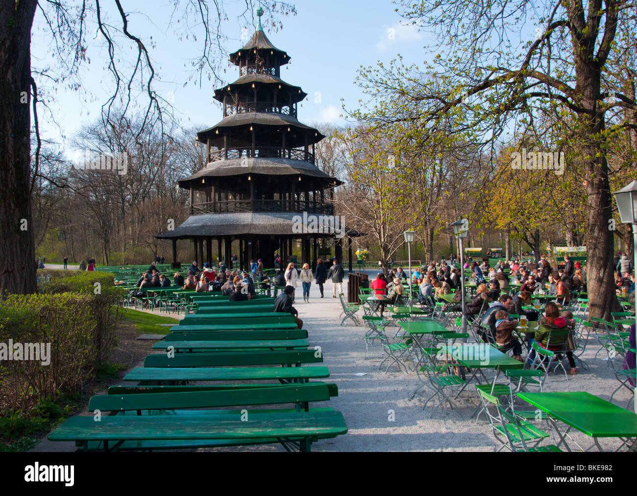 Biergarten am chinesischen turm im englischen garten Fotos und