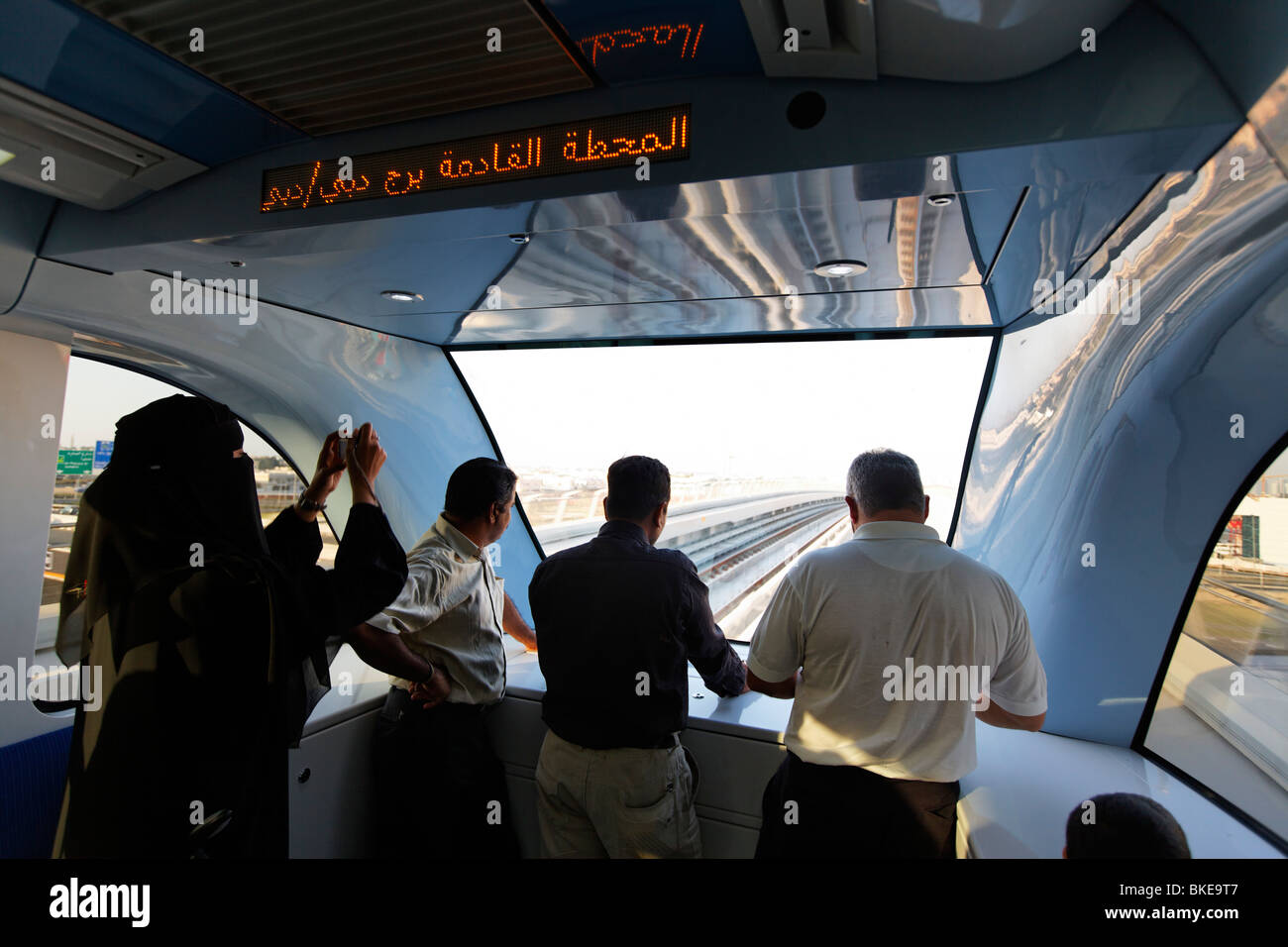 Arabische Frauen in neuen U-Bahn-Linie, Downtown Dubai, Stockfoto