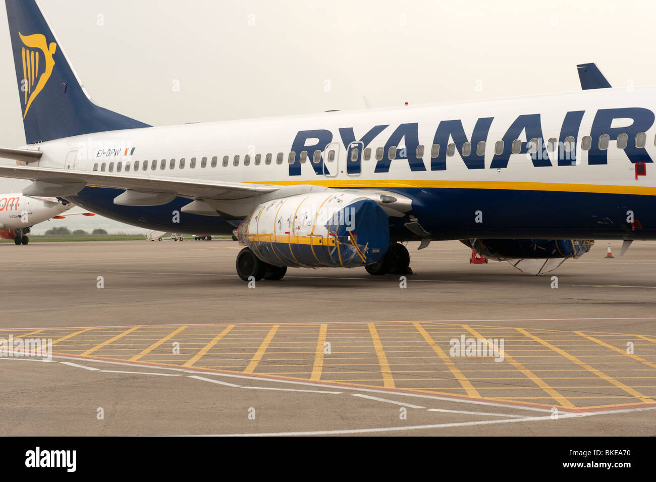 Ryanair-Flugzeug mit Motor aus Kunststoff zum Schutz vor Vulkanasche bedeckt Stockfoto