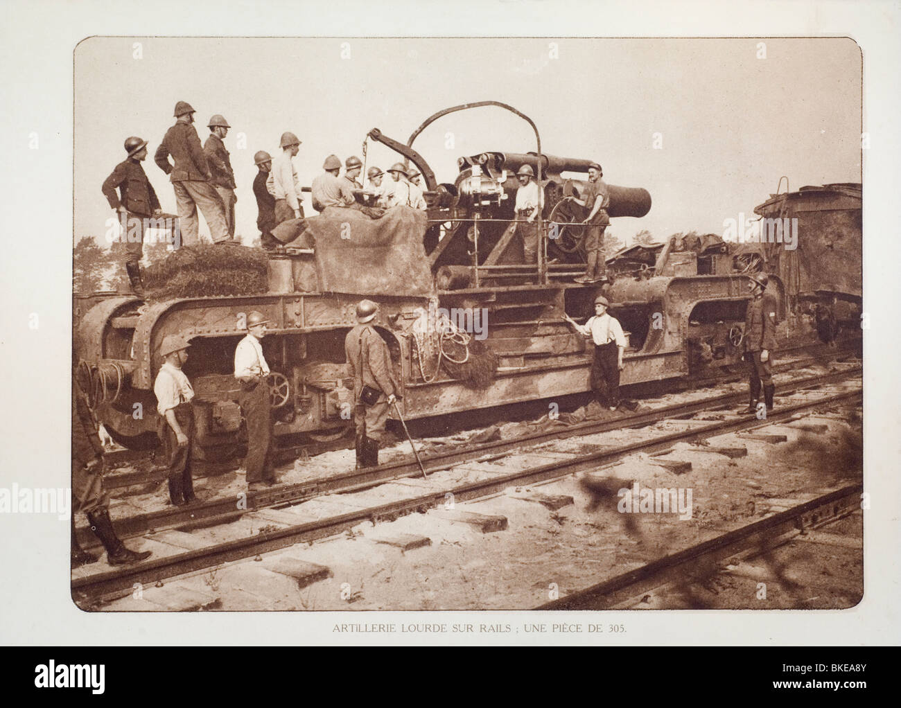 Belgische WWI Artillerie Soldaten mit Eisenbahn-Gewehr / Haubitze auf Schienen in West-Flandern während des ersten Weltkriegs ein, Belgien Stockfoto