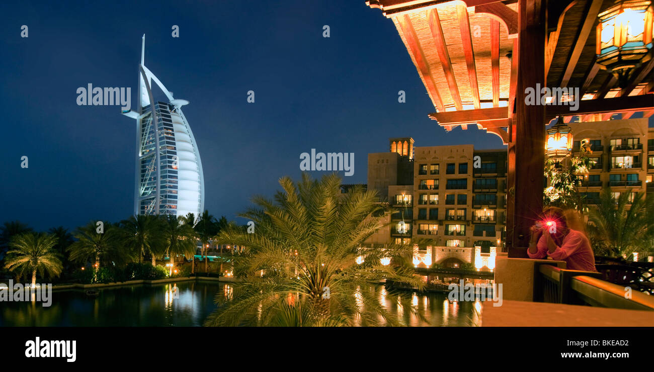 Dubai Jumeirah Beach, Burj al Arab, Medinat Jumeirah, Bari Bar Terasse am Abend Stockfoto