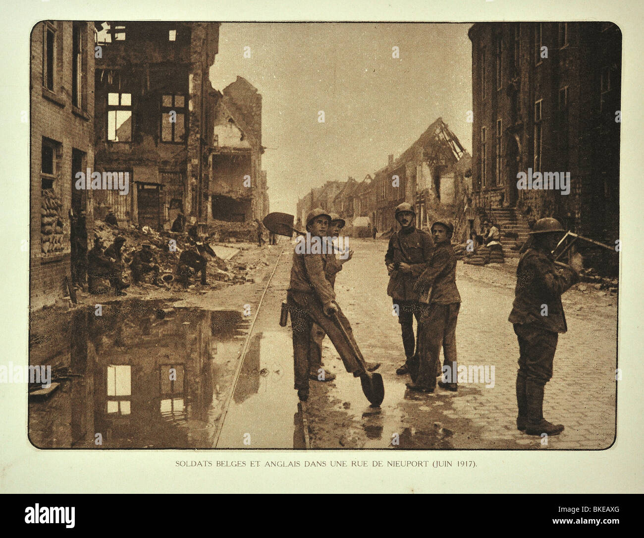 Belgische und englische Soldaten in der zerstörten Stadt Nieuport, West-Flandern nach Bombardierung während ersten Weltkrieges One, Belgien Stockfoto