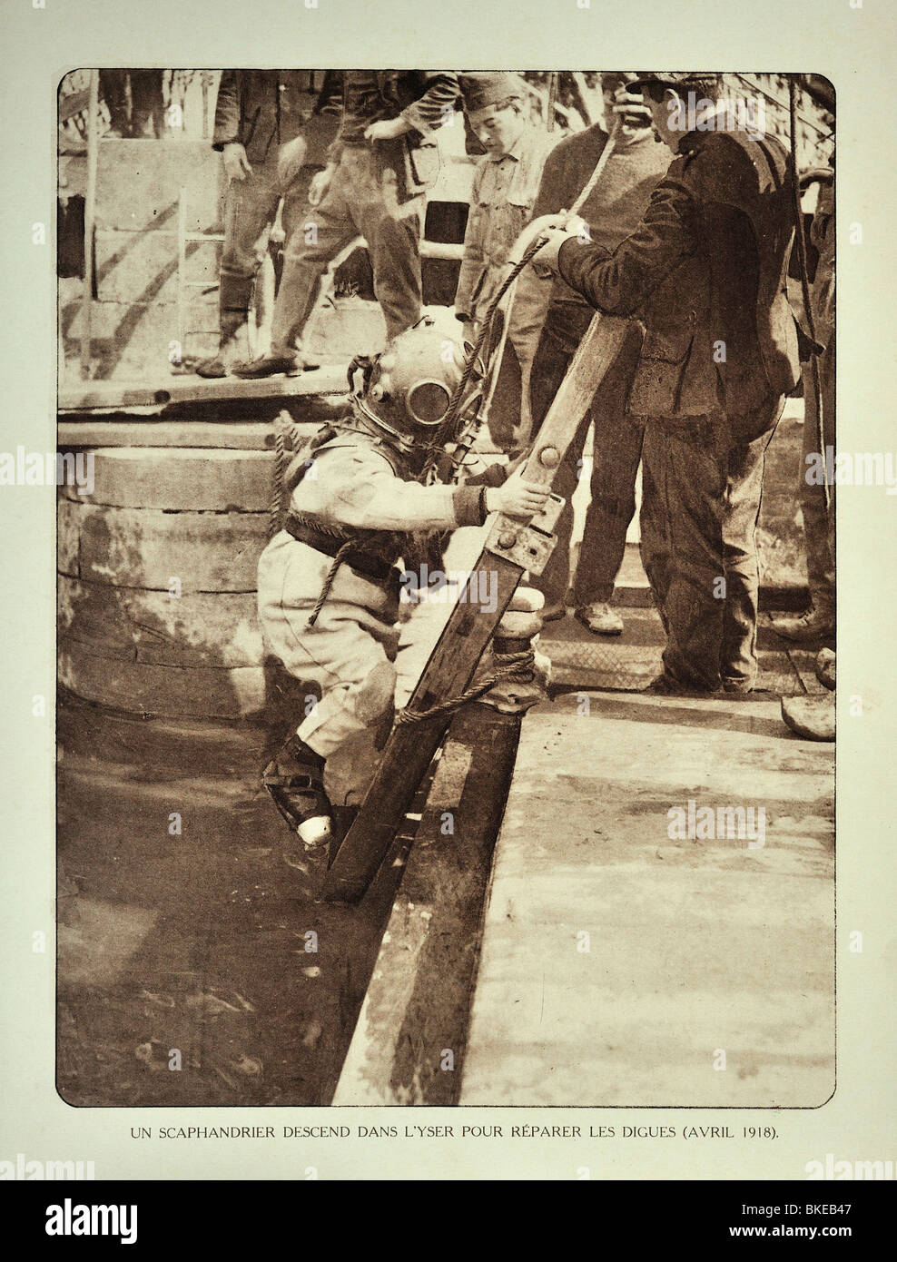 WWI Taucher Helm senkt Leiter Deich entlang Flusses Yser reparieren / IJzer in Flandern während ersten Weltkrieges One, Belgien Stockfoto