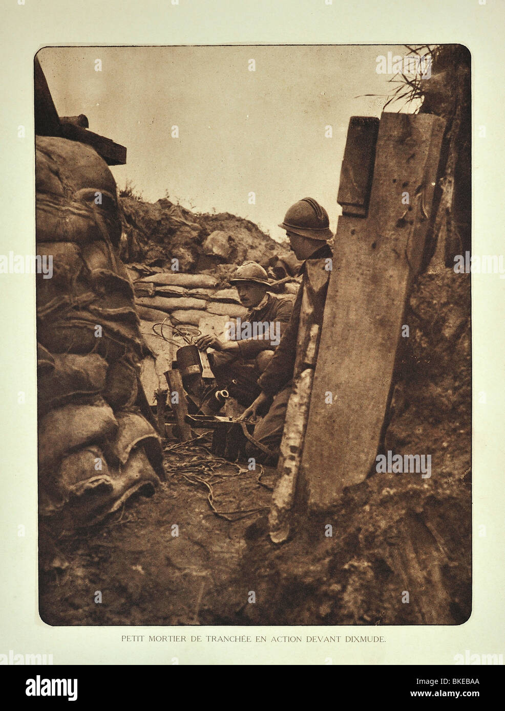 WWI belgische Soldaten be-Graben Mörser mit Bombe in Diksmuide in West-Flandern während des ersten Weltkriegs ein, Belgien Stockfoto